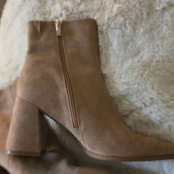 NWOB Chic Tan Stephan New York Faux Suede Heeled Boots-Size 11 - Picture 3 of 4